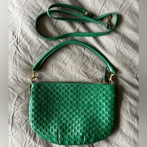 Clare V. Petit Moyen in Grass